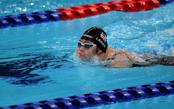 Perenang paralimpik negara Larry Brenda Anellia beraksi dalam acara saringan wanita 50m Butterfly-S5 pada kejohanan Paralimpik Tokyo 2020 di Pusat Akuatik Tokyo hari ini.- Foto Bernama
