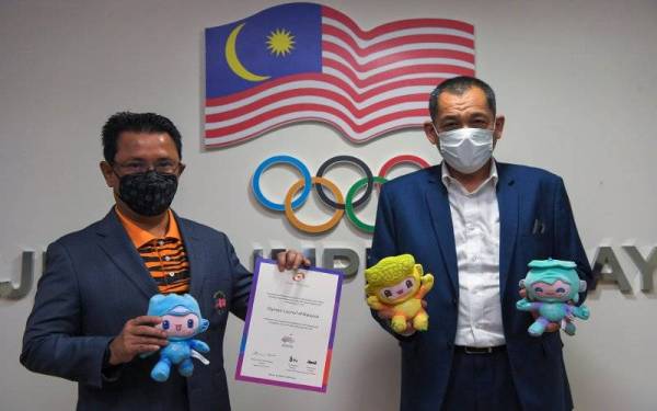 Norza (kiri) bersama Hamidin menunjukkan Kad Jemputan Rasmi Sukan Asia 2022 selepas sidang media mengenai pencalonan Lembaga Eksekutif MOM 2021-2025 di Wisma OCM, pada Jumaat. Foto Bernama