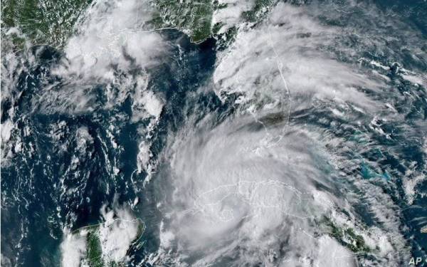 Hurikan itu melanda pulau Isla de la Juventud di barat Cuba.