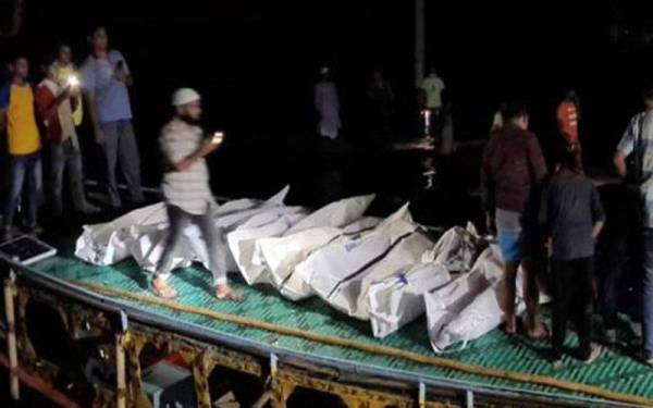 Kelihatan mayat yang berjaya dibawa keluar selepas pelanggaran antara bot penumpang dan kapal muatan pasir di Brahmanbaria, Bangladesh. - Foto Reuters