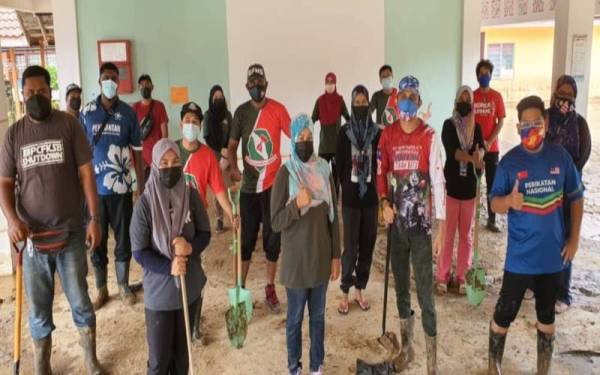 Antara sukarelawan yang terlibat melakukan kerja-kerja pembersihan di kawasan bencana fenomena kepala air Gunung Jerai.