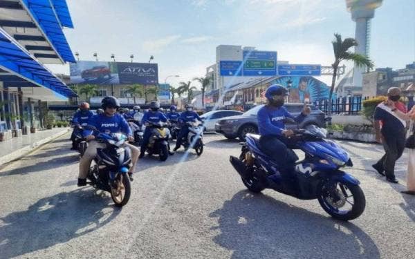 Mohamad Noor (depan) mengetuai Program kembara secara konvoi bermotosikal dengan mengadakan lawatan dan penyebaran risalah, penyerahan Jalur Gemilang di lapan Balai Polis di sekitar daerah ini.