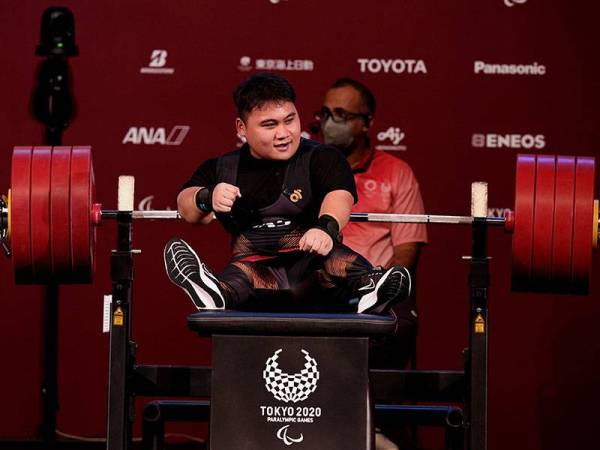 Atlet powerlifting paralimpik negara, Bonnie Bunyau Gustin kelihatan gembira setelah melakukan angkatan bagi kategori 72 kilogram pada Kejohanan Sukan Paralimpik Tokyo 2020 di Tokyo International Forum hari ini.