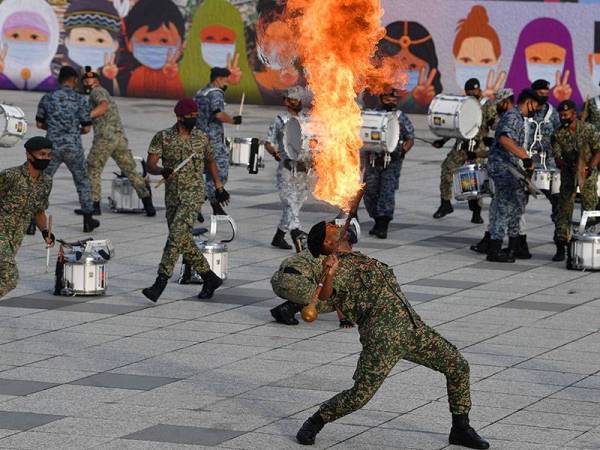 Mahir menyembur minyak tanah dari mulut ke arah nyalaan api kecil bagi menghasilkan bulatan api besar, Staf Sarjan Mad Zain Medol diberi kepercayaan untuk mempersembahkan kemahiran yang dimiliki sejak usia remaja itu pada Hari Kebangsaan dan Hari Malaysia 2021 (HKHM 2021) yang akan diadakan di Dataran Pahlawan Negara, pada Selasa ini.