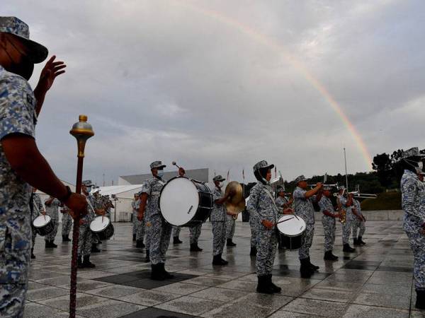 Pasukan pancaragam Tentera Laut Diraja Malaysia (TLDM) Lumut membuat sesi latihan sebelum menyertai acara persembahan kawad senyap pada sesi raptai sambutan Hari Kebangsaan dan Hari Malaysia 2021 ketika tinjauan Bernama di Dataran Pahlawan hari ini.