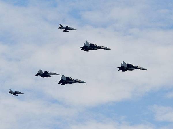 Pesawat tempur milik Tentera Udara Diraja Malaysia (TUDM) membuat pertunjukan udara pada sesi raptai sambutan Hari Kebangsaan dan Hari Malaysia 2021 ketika tinjauan Bernama di Dataran Pahlawan hari ini. 