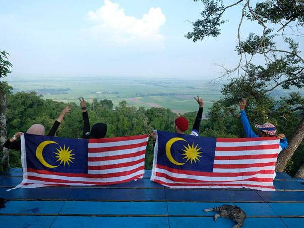 Peluang dapat mendaki semula dan mengibarkan Jalur Gemilang sempena sambutan Bulan Kemerdekaan digunakan sepenuhnya oleh pendaki selepas aktiviti sukan dan rekreasi di tempat terbuka dibenarkan dalam Plan Pemulihan Negara bagi negeri-negeri Fasa 1, ketika tinjauan di Gunung Keriang, hari ini.
