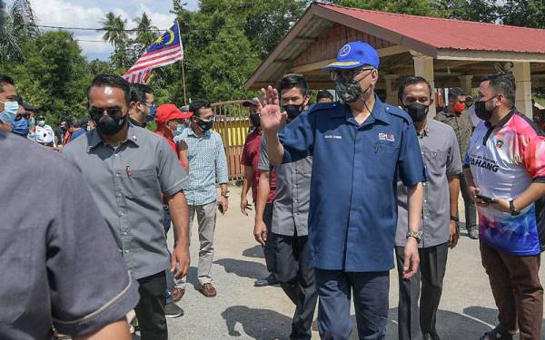 Ismail Sabri meninggalkan kawasan Kampung Kuala Triang selepas selesai menyampaikan bantuan bakul makanan kepada golongan yang memerlukan di Masjid Tengku Abdullah, Kampung Kuala Triang hari ini. -Foto Bernama