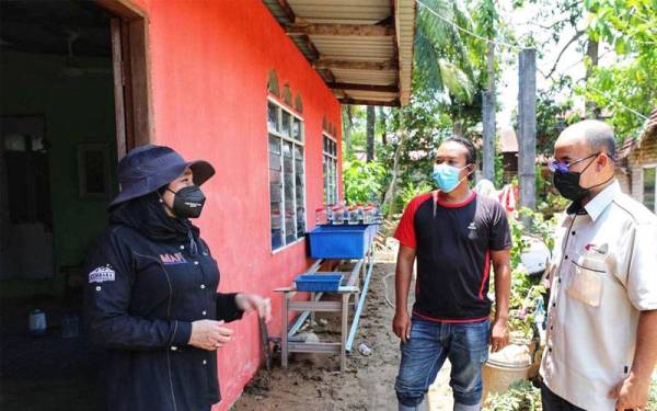 Haslina (kiri) bertemu penduduk yang terjejas dalam bencana kepala air pada 18 Ogos lalu.