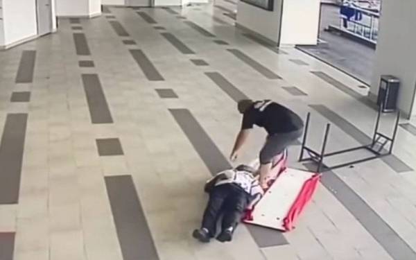 Video seorang pengawal keselamatan diserang seorang lelaki berlaku pada 29 Disember tahun lalu yang ditularkan semula menerusi aplikasi WhatsApp.