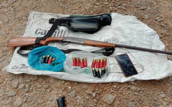 Bakakuk bersama peluru antara yang dirampas dalam Operasi Bersepadu Khazanah di Batu 38 Nabawan.