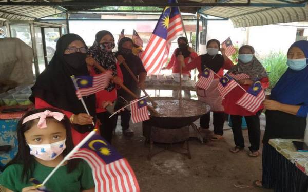 Penduduk PPR Harmoni Paya Nahu mengambil kesempatan mengacau bubur asyura dan kibar Jalur Gemilang.