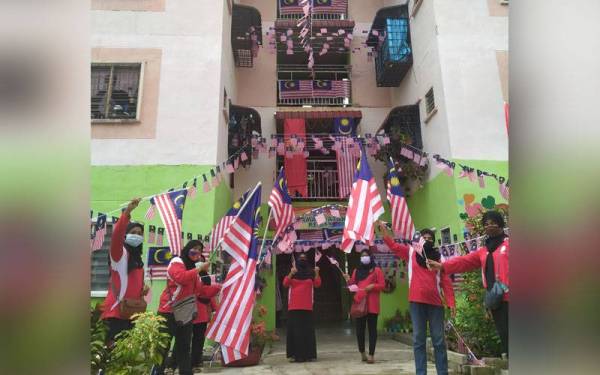 Kempen kibar Jalur Gemilang mendapat kerjasama baik penduduk PPR Harmoni Paya Nahu 2 yang sanggup berhabis ratusan ringgit hasil kutipan bersama.