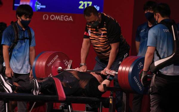 Bonnie melakukan angkatan seberat 228kg untuk meraih pingat emas pada Sukan Paralimpik Tokyo 2020. FOTO: BERNAMA