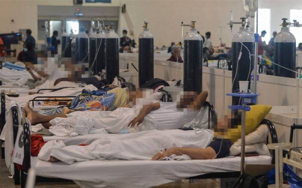 Deretan tong oksigen yang digunakan pesakit Covid-19 di PKRC MAEPS. - Foto Bernama