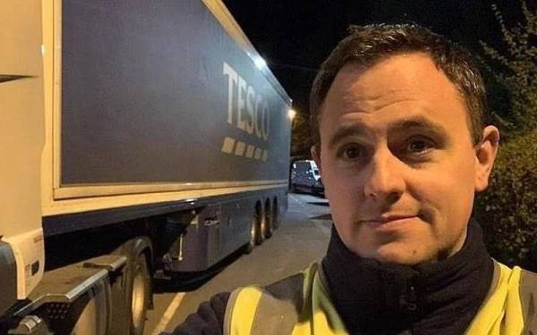 Aaron Leventhal mendapat gaji lebih tinggi sebagai pemandu lori berbanding ketika dia menjadi juruterbang. - Foto Wales News Service
