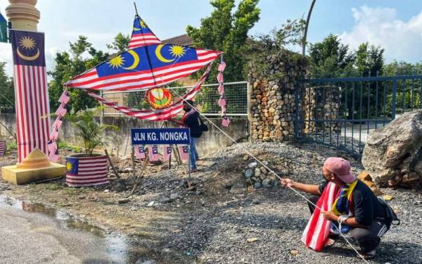 Wau bulan yang dihasilkan tersergam indah di hadapan pintu gerbang Kampung Nongka.