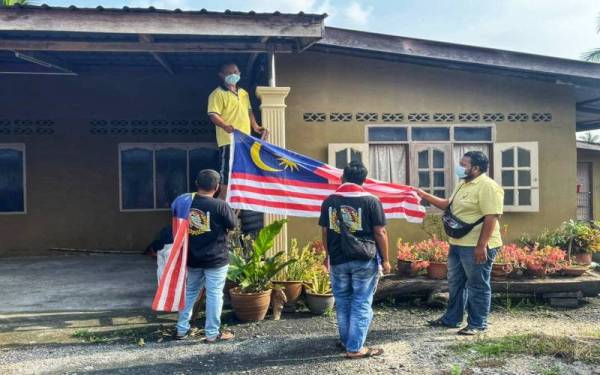 Semua lapisan masyarakat di Kampung Nongka bekerjasama memasang bendera di rumah penduduk.
