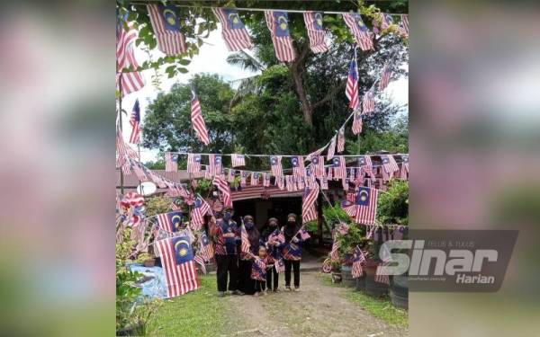 Zulkifli gembira usahanya untuk meraikan sambutan kemerdekaan pada setiap tahun mendapat sokongan ahli keluarga yang turut sama-sama membantu menghias kawasan rumah mereka dengan jalur gemilang di Kampung Perik, Mukim Kurung Hitam, Kuala Nerang.