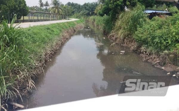 Sungai di Kampung Baru Site A, Bukit Pelanduk, Port Dickson tercemar dipercayai berpunca daripada aktiviti ternakan khinzir secara haram.