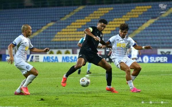 Antara aksi menarik pertemuan Sabah menentang UiTM di Stadium UiTM Shah Alam pada Sabtu. - Foto UiTM FC