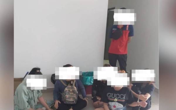 Antara individu diberkas dalam serbuan oleh Cawangan D7 Ibu Pejabat Polis Daerah Sentul pada Sabtu selepas disyaki dijadikan sarang pelacuran warga asing sejak dua hari lalu.