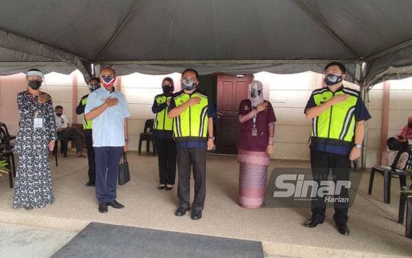 Shaharom Nizam (dua dari kanan) bergambar bersama Mohd Asri Redha (dua dari kiri) selepas hebahan pencegahan rasuah SPRM Kedah sempena Hari Kemerdekaan ke-64 di Pusat Pemberian Vaksin (PPV) Anak Bukit pada Ahad.
