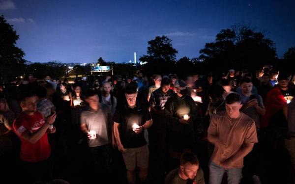 Orang ramai berhimpun di Tugu Peringatan Perang Kor Marin AS ketika menghadiri upacara memperingati 12 anggota tentera Amerika yang terkorban dalam serangan bom bunuh diri di luar Lapangan Terbang Antarabangsa Hamid Karzai di Kabul. - Foto: AFP