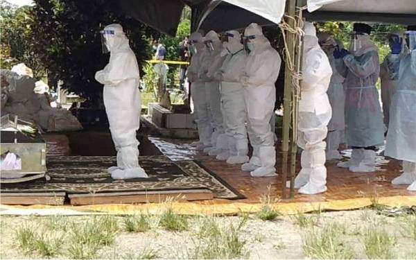 Solat jenazah turut diadakan sebelum jenazah dikebumikan di Taman Perkuburan Islam Kampung Kebatu dan Kampung Kabidang, Beaufort.