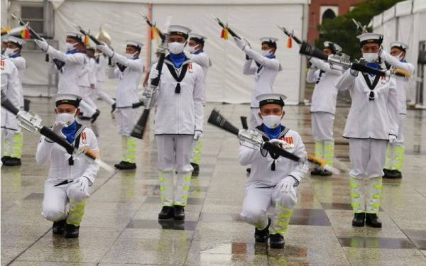 Anggota Tentera Laut Diraja Malaysia (TLDM) membuat latihan sebelum persembahan kawad senyap pada raptai penuh sambutan Hari Kebangsaan dan Hari Malaysia 2021 di Dataran Pahlawan, Putrajaya pada Ahad. - Foto Bernama