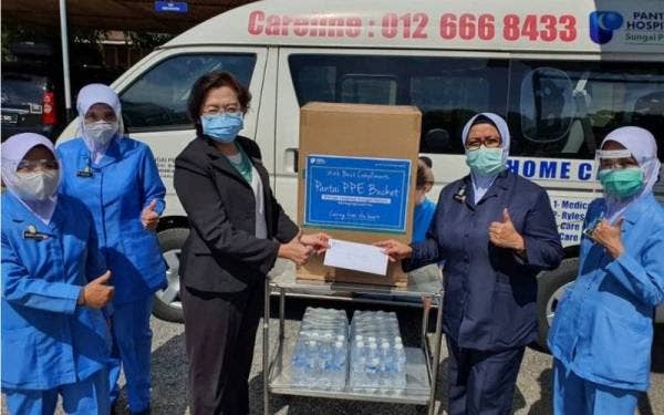 Bee Chan (tiga dari kiri) menyampaikan sumbangan kepada petugas barisan hadapan.