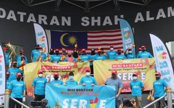 Mohd Khairuddin (empat, kanan) bersama sukarelawan SERVE sebelum menyempurnakan majlis pelepasan ke Yan, Kedah di Dataran Shah Alam pada Ahad.