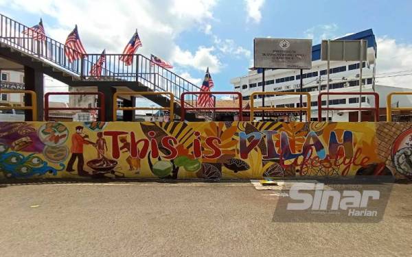 Lukisan mural pada tembok di Hentian Kuala Pilah sedang disiapkan.