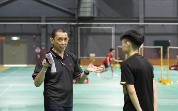 Misbun (kiri) berpuas hati dengan dengan tahap prestasi semasa pemain muda negara di kejohanan badminton Ranking Dalaman Remaja BAM pada ketika ini.