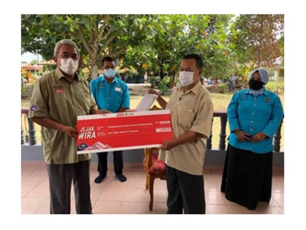 Hamzah (kanan) menerima penyerahan sumbangan RM2,000 daripada Pengurus Kanan Tugas-Tugas Khas Kumpulan Karangkraf, Hashim Anang yang mewakili pasukan Jejak Wira Sinar Harian dan LBS.