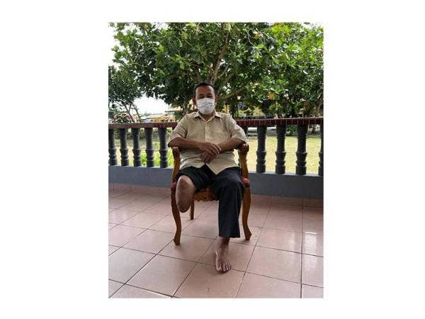 Hamzah menunjukkan kakinya yang terkena tembakan ketika menyertai operasi yang dipanggil Ops Sedar Gubir 4. 