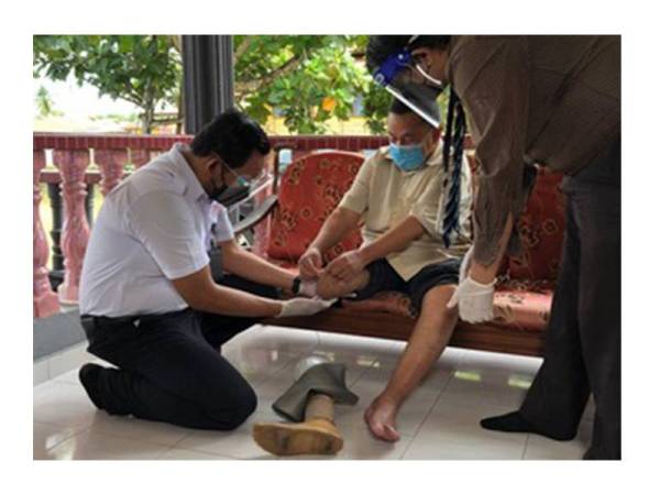 Pasukan perubatan HPUPM membuat pemeriksaan kesihatan dan kaki Hamzah.