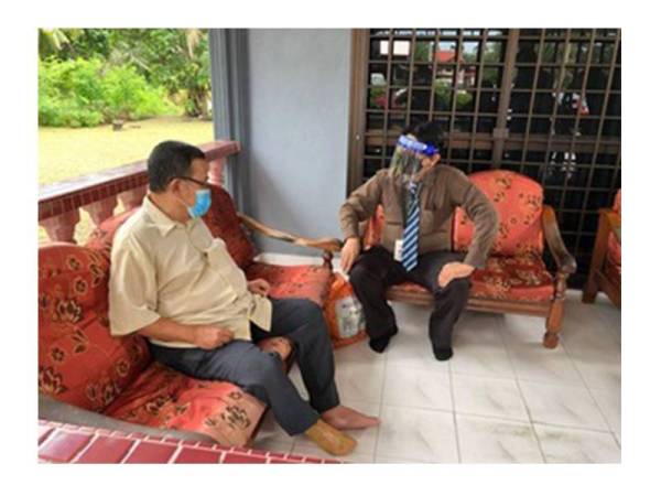 Dr Navin Kumar turut memberi nasihat berkaitan rawatan dan penjagaan kesihatan kepada Hamzah