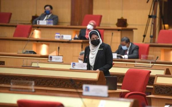 Nolee Ashilin ketika menjawab soalan lisan yang dikemukakan Aznel ketika sidang DUN Perak di Ipoh pada Isnin. - Foto Urusetia Unit Dewan Negeri Perak