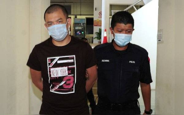 Cheng Kui Fat (kiri) yang menghadapi pertuduhan mengedar dadah sebelum ini terlepas hukuman gantung selepas Mahkamah Tinggi di Shah Alam pada Isnin meminda pertuduhan kepada memiliki dadah jenis ketamin. - Foto Bernama