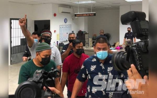 Wea Selamos (dua dari kanan),Tok Singa (belakang, kiri), Idrees (kiri) dan Mohd Eric (kanan) dibawa keluar dari Mahkamah Majistret selepas mengaku tidak salah atas pertuduhan memukul seorang bomoh pada 5 Ogos lalu.