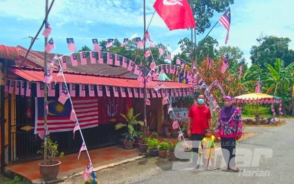 Penduduk di Taman Sri Purnama, Pasir Puteh bersemangat menghias kediaman mereka dengan Jalur Gemilang.