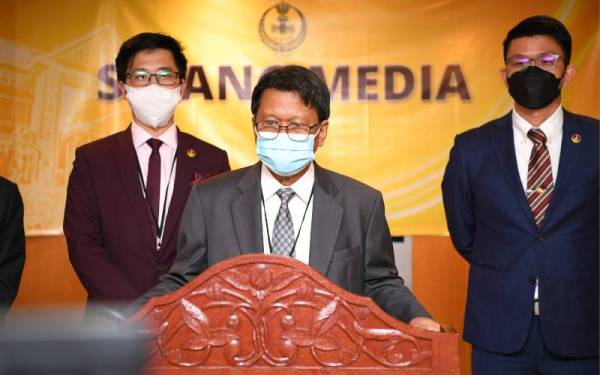 Asmuni bersama beberapa ADUN Pembangkang ketika sidang akhbar sempena Sidang DUN Perak di sini pada Isnin. - Foto Urusetia Dewan Negeri Perak