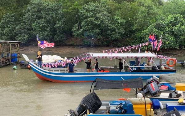 Antara bot nelayan yang menyertai perarakan sempena Hari Kemerdekaan di Sungai Masai Besar pada Isnin.