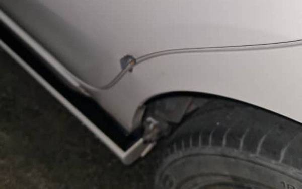 Kesan tembakan ke arah kereta suspek.