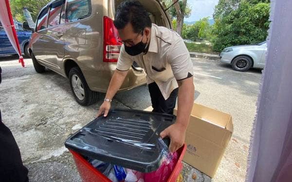 Pegawai CKAPS menyita barangan di pusat kecantikan yang menjalankan saringan Covid-19 secara haram.