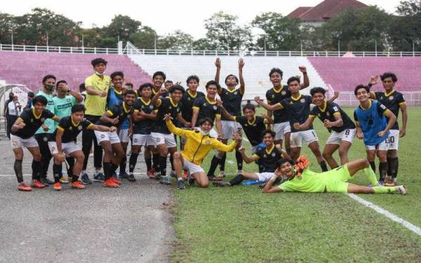 Barisan pemain Skuad Projek FAM-MSN meraikan kemenangan ke atas Kelantan United FC di Kota Bharu pada Ahad.