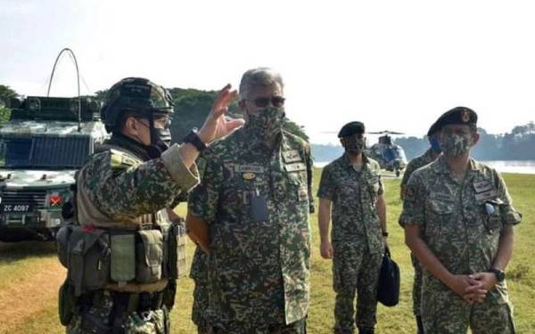 Panglima Tentera Darat, Jeneral Tan Sri Zamrose Mohd Zain hadir meninjau SAR yang dilakukan di tempat kejadian. - Foto FB Tentera Darat Malaysia