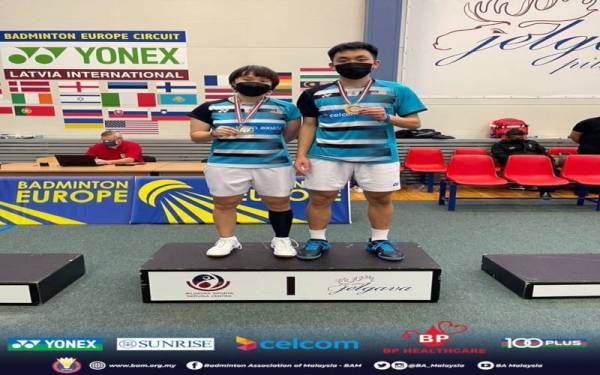 Yap Roy King dan Valeree Siow membantu Malaysia menjuarai tiga perlawanan akhir beregu badminton pada Kejohanan Antarabangsa Latvia di Jelgava. - Foto FB BAM