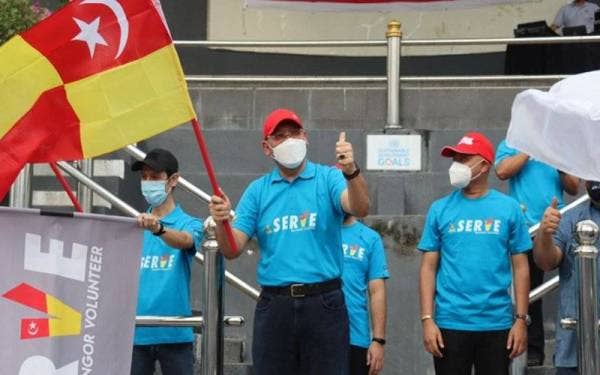 Mohd Khairuddin (tengah) menyempurnakan pelepasan pasukan sukarelawan SERVE ke Yan, Kedah bagi membantu mangsa banjir di negeri itu.